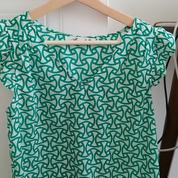 Green top - Picture 2 of 4